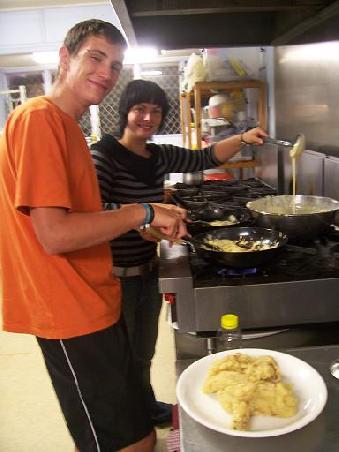Manuel und der kleine Joe in ihrem Kochstudio. Noch sind sie voller Wohlgemut, das der Teigklumpen (unten rechts) ein Gaumenschmaus wird. Hier ist uebrigens nur etwa ein drittel des Klumpens zu sehen, der Rest musste noch gebraten (oder wie auch immer) werden.