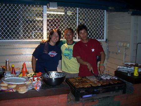 Nina hinterm Grill mit Mun Gi und Eunchul aus Korea.