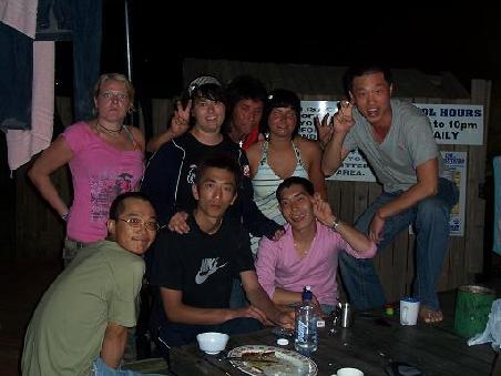 Abschied von Woong Woo und Eunchul.
Im gruenen Shirt Hee Woo Lee, Sarah, zwischen Nina und Nicole Eunchul, vor Nina Woong Woo, im rosanen Shirt der suesse Hosu und im grauen Kyoung Chae.