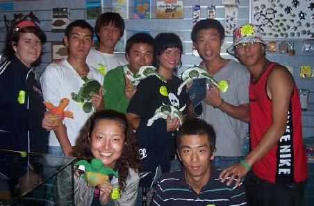 Auf Schildkroeten-Safari
Nina, Hosu, Hiromi, Gi Jun, Nicole, Kyoung Chae, Int Cha
vorne Ayoko und Wong Woo