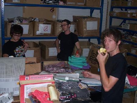 Unsere fleissigen Burschen bei der Arbeit... oder so.
Links ist Dan alias Harry Potter, dann Luke auch besser bekannt als Buddy Holly und rechts Shane oder auch Fury und The Killer-Machine.