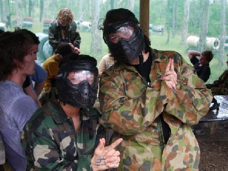 Nein, wir mussten uns nicht den Weg frei schiessen aus Bundaberg...
hier waren wir mit unseren Arbeitskollegen Paintball schiessen. Das rennt man wie irre ueber Wiesen und schiesst sich mit Farbkugeln an, die dann tolle blaue Flecken machen.
Der grosse Joe war der Held des Tages, denn sie konnte den entfuehrte Teddybaeren aus den Klauen des gegnerischen Teams retten. (Blumen und Glueckwuensche bitte an die altbekannte Adresse )