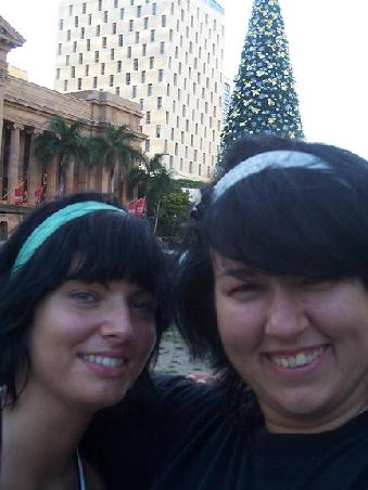 Sommersonne in Brisbane, der Tannenbaum und die Palmen passen nicht wirklich zusammen.