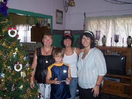 Mit Kathy und Conrad und dem guten Plastik-Weihnachtsbaum.