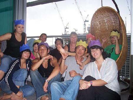 Das war unsere Weihnachtsgesellschaft, links Stefanie (Kathys Tochter), dann eine koreanische Austauschschuelerin, ein Brasilianer, ein Koreaner, Kathy, Conrad und ein Japaner. Vorne die altbekannten Gesichter Nici, Hose, KC und Nini