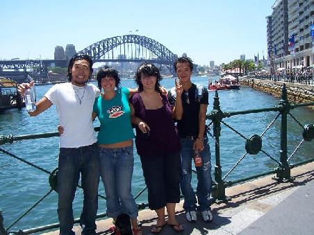 Mit Wakai und Hee Woo vor der Harbour-Bridge in Sydney