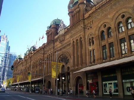 In Syndey gibts sogar n paar aeltere Gebaeude zu sehen, hier in der George Street.