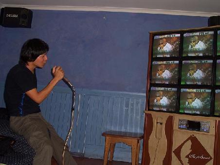 Dann gings zum Karaoke singen. Respekt vor unseren Freunden, obwohl wir kraechzen und quaeken wie alte rheumakranke Froesche, wurde jede Sangeseinlage von ihnen mit Klatschen und Jubeln bedacht... das muessen wahre Freunde sein... oder vielleicht sind sie einfach taub?