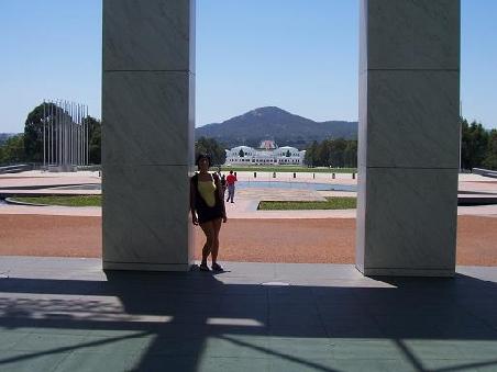 Nicole an den Pfeilern des Parlaments, hinten mittig ist das Kriegsdenkmal.