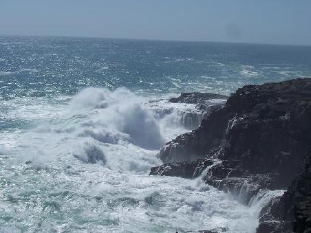 Blowholes, das Wasser wird so stark in die Felsen (und Hoehlen) gedrueckt, dass es explosionsartig hoch schnellt. Man hoert den Knall teilweise bis zu 30km weit.