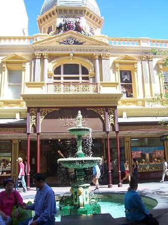 Shopping Arcade in der Fussgaengerzone