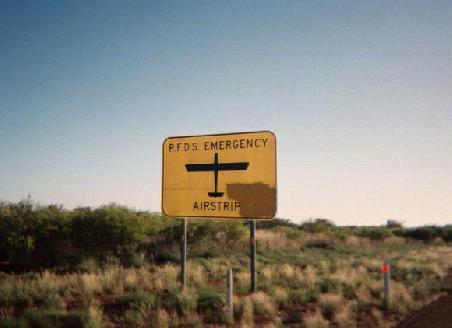 Mitten auf der Strasse ist auch eine Landebahn fuer Notfallflieger.