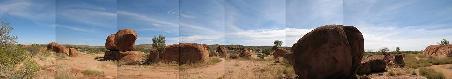 Hier noch einmal eine Panoramaaussicht ueber die Devils Marbles. Wer jetzt die Lupe rausholt, kann auch unsere Sissi in der Mitte erkennen.