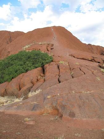 Das ist der Weg auf den Ayers Rock. Oben sieht man auch ein paar Leute, die sich auf den Weg gemacht haben um den Cola-Automat ganz oben zu finden (so lautet zumindest die Sage).