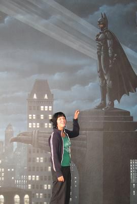 Joe haelt nen Plausch mit Batman vor der atemberaubenden Skyline von Gotham City.