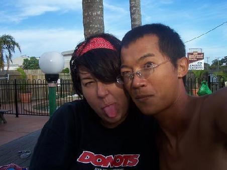 Mit Hee Woo (im Wellness-Bereichs unseres Hostels...(man achte im Hintergrund auf den Pool))