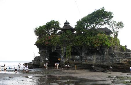 Tanah Lot bei Ebbe