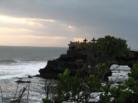Einer der Tempel von Tanah Lot beim Sonnenuntergang