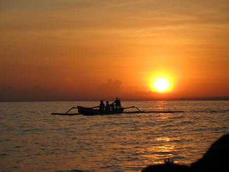Fuer diesen Sonnenaufgang kriecht man doch gerne vom Bett ins Boot