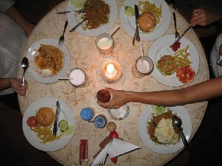 Koennte dieses Essen wohlmoeglich Schuld sein an unseren Abfuehrproblemen? Wir denken nicht... und assen weiter.