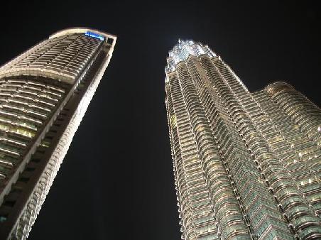 Rechts ist einer der Petronas Twin Towers in Kuala Lumpur (Central)