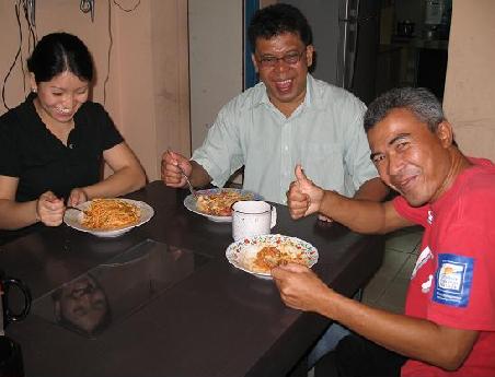Amina, Joharis und Bootsmann beim traditionellen Spaghetti Bolognese essen (ja wir hatten gekocht).