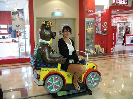 Der Zwerg im Zwergenmobil im Einkaufszentrum. Ja manchmal hatten wir zuviel Zeit.