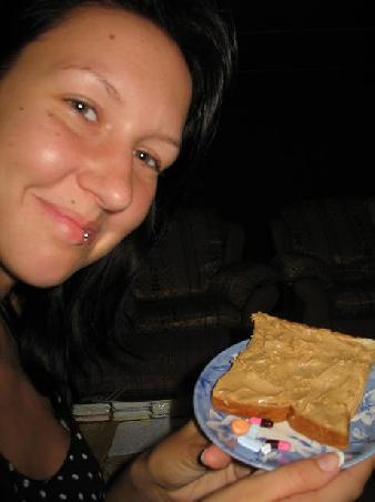 Mo's ausgewogenes Fruehstueck. Wie auf dem Beipackzettel beschrieben, immer eine Scheibe Toast mit Erdnussbutter zu einer Handvoll Tabletten einnehmen.
