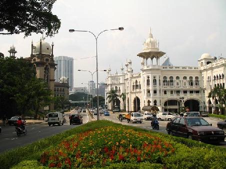 Rechts ist der alte Bahnhof von Kuala Lumpur.