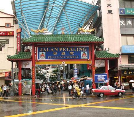 Der Eingang zur grossen Shoppingstrasse Jalan Petaling in Chinatown