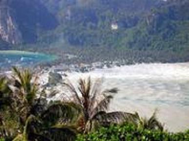 Hier rollt grade die Tsunamiwelle 2004 ueber Phi Phi.