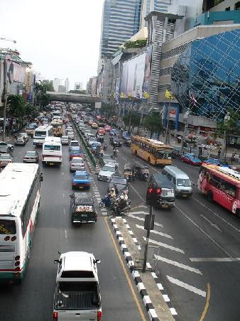 Das uebliche Verkehrschaos in der Naehe des Siam Square