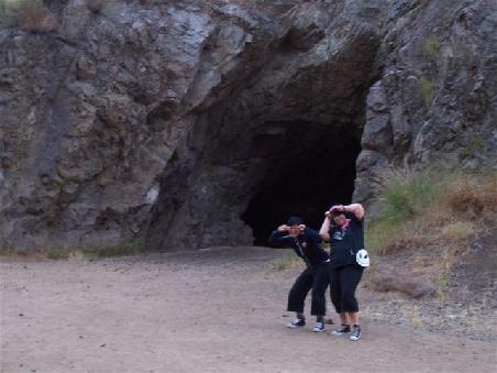 Batman und Robin auf dem Weg in die Bathoehle.