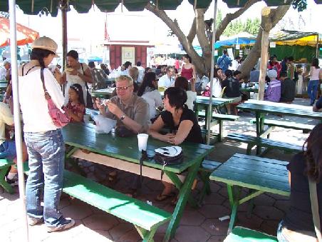 Waiting for Lunch und im Hintergrund der Markt
