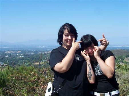 Im Hintergrund die Aussicht vom Mullholland Drive am Tag und im Vordergrund zwei liebliche engelsgleiche Wesen