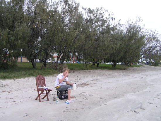 Mittag am Strand, leider gehört zur Ausstattung des Vans nur ein Stuhl...