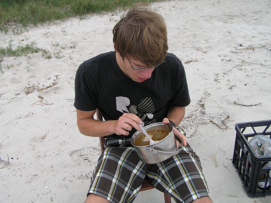 ...genauso wie 1 Topf, 1 Pfanne, 1 Löffel, 1 Schüssel, 1 Messer und 1 Gabel, aber 8 Becher! Ihr seht also, da müssen wir noch nachrüsten...