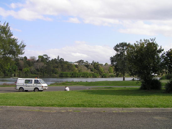 Lunch am Fluss...sieht sienicht schön aus die Große...und wie die Warnleuchte in der Sonne blitzt!