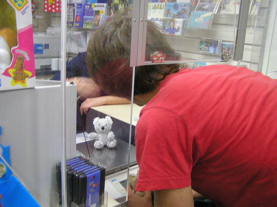 Ich weiß nicht warum Robin den Kopf mit durchs Fenster gesteckt hat, vielleicht wollte er dem armen Tier moralische Unterstützung geben...ich fand es jedenfalls super!