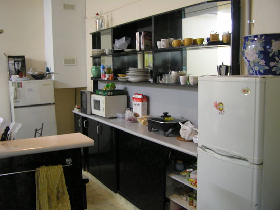 Die WG-Küche wir haben eigentlich alles außer einem Wasserkocher und einem Toaster, aber dafür mein Lieblingskochgerät: die Mikrowelle!