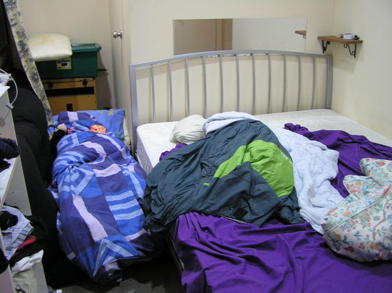 und jetzt wird auch klar, warum ich mich am liebsten auf der Couch aufhalte. Unser Zimmer ist nämlich kein Aufenthaltsraum, dafür ist es einfach zu eng, es reicht zum schlafen. Mehr nicht.