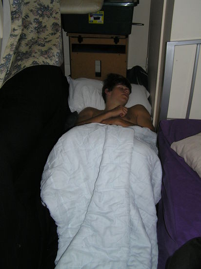 Tja und jeden dritten Tag muss man auf der "Kack-Matratze" pennen. Es ist einfach nicht bequem...der Tom kann sich nicht mal umdrehen! Einfach zu breite Schultern - wie eine Sardine in der Büchse 