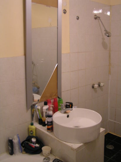 Das Bad. Wir konnten leider die Dusche seit nun mehr 5 Tagen nicht benutzen, da die Fliesen Wasser in die Wand gelassen haben und es im unterliegenden Restaurant getropft hat. Zum Glück hat der Architekt dieser Wohnung in 2 von 5 Schlafzimmern Duschen eingebaut. Natürlich nicht für den Fall, dass die erste Dusche mal ausfällt. Unsere Wohnung war nämlich bis vor 2 Jahren ein recht beliebtes Freudenhaus und so klopft es immer noch in manchen Nächten an die Tür und ein einsamer Gentleman fragt ob denn eine der Angestellten Zeit für ihn hätte...naja noch haben wir ja noch unseren Job im Restaurant 