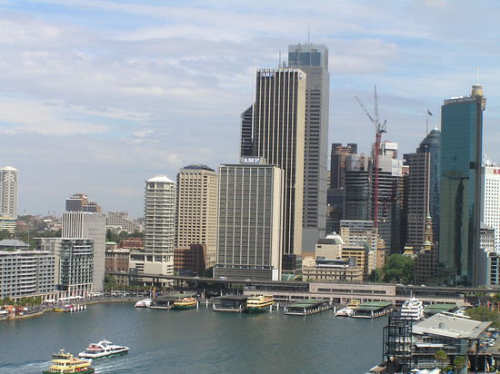 Direkt daneben der Circular Quay. Hier legen alle Fähren ab und an.