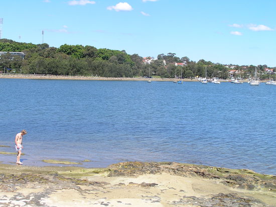 Angenehme 25 Grad, leicht windig, große flache Steine zum liegen und ein wenig Sand am Strand, was will man mehr?