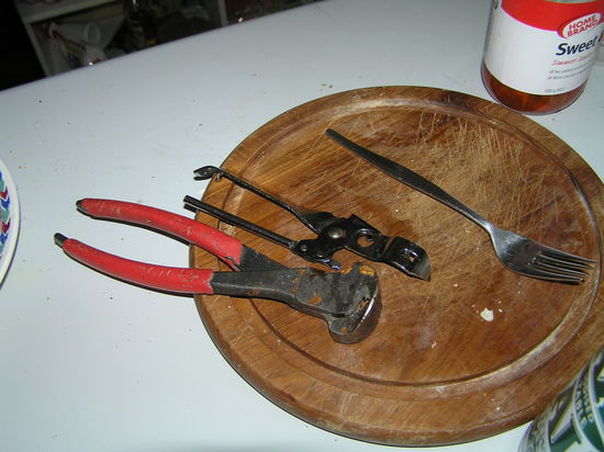 Das typische Backpacker Problem: Dosen öffnen. Hier Tom's Variante!