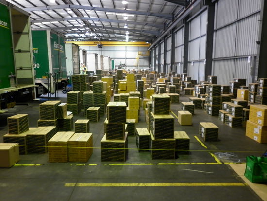 Nach der Arbeit. Alle Pakete liegen am richtigen Ort und die Lastwagen warten auf ihren Einsatz am nächsten Morgen.