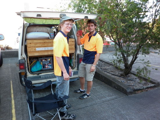 Phil und ich nach dem ersten Arbeitstag. Ich noch in langer Hose...das sollte sich schnell ändern, denn ein Lagerhaus in der Sonne hat seinen ganz eigenen Heizeffekt. Beispiel: Solardusche