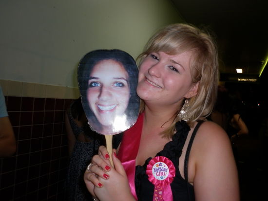 Klasse! Sie hatte 5 Tage vorher Geburtstag gehabt und trug immer noch ihren "Birthday Girl" Anstecker. Außerdem durfte ihre Freundin nicht mit, also hat sie sie so mit eingepackt! Den Titel Prinzessin der Nacht hat sie sich eindeutig verdient!