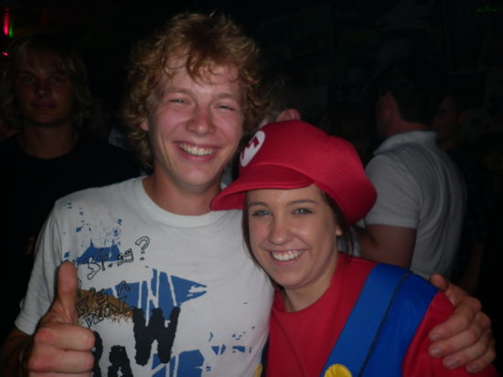 Aber das Kostüm des Abends hatte diese junge Dame an. Es gab aber auch keine Konkurrenz denn außer dem Mädel im Prinzessinnenoutfit (welches sie aber glaube ich als ernsthafte Aufmachung auffassen würde und nicht als Verkleidung) war sie die einzige auf ihrem Kostümball. Macht nix wir hatten trotzdem Spaß!